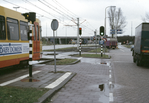 117730 Gezicht op de kruising van de Europalaan (voorgrond) en de Hollantlaan te Utrecht, met links de sneltram ...